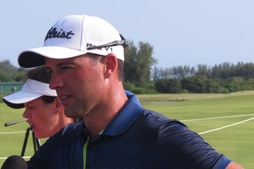 Alexandre Rocha e Miriam Nagl (ao fundo) falam no evento teste de golfe desta terça / Foto: Esporte Alternativo