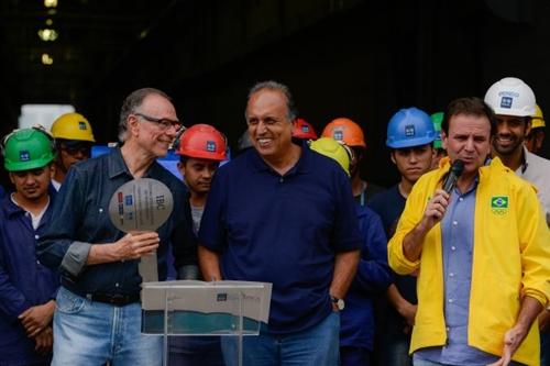 Nuzman (esquerda) recebeu as chaves de Paes (direita), que estava acompanhado de Pezão (centro) / Foto: Rio 2016 / Alex Ferro