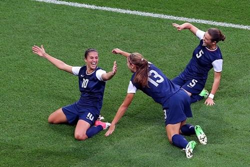 Melhor do mundo, Carli Lloyd (#10) ajudou os Estados Unidos a vencer o Japão por 2 a 1 na final de Londres 2012 / Foto: Getty Images / Ronald Martinez