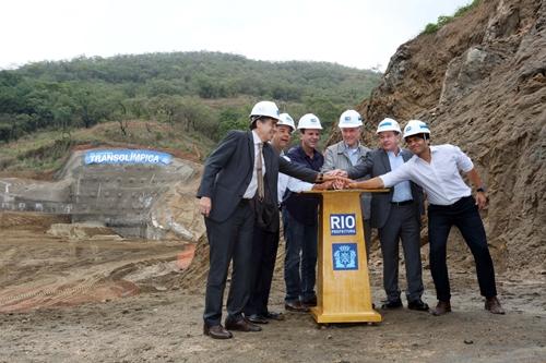 Autoridades e engenheiros celebram a primeira detonação do túnel / Foto: Beth Santos