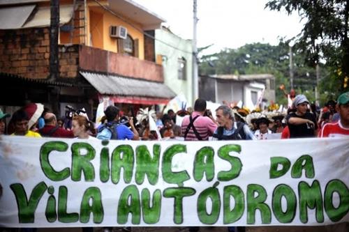 Protesto de moradores da Vila Autódromo, que sofreram remoção por conta dos Jogos / Foto: Reprodução / racismoambiental.net.br