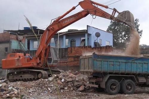 Maquinário da prefeitura demoliu diversas casas na Vila Autódromo desde 2014 / Foto: Reprodução / Facebook