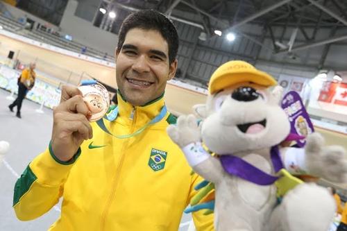 Gideoni e sua medalha no Pan de Toronto / Foto: Divulgação / COB