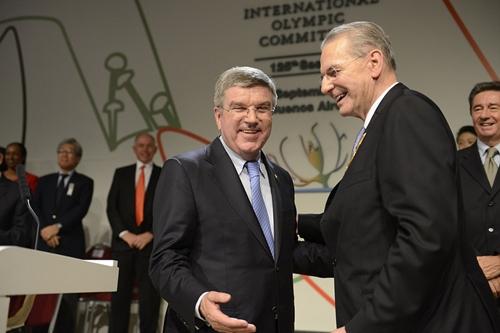 Thomas Bach (esquerda) fez anúncio de novas recomendações aos Jogos nesta terça / Foto: IOC / Juilliart