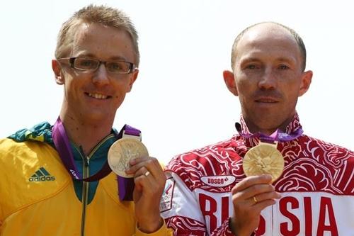 Jared, à esquerda, medalhista de prata, e Sergey com seu ouro, à direita / Foto: Getty Images