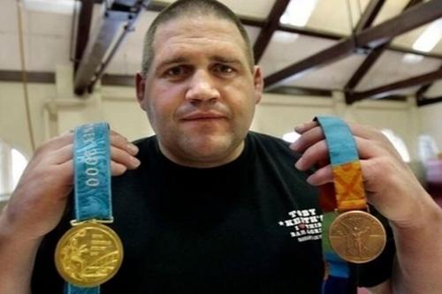 Gardner posa com as medalhas, hoje já vendidas por falta de dinheiro / Foto: Reprodução / Twitter