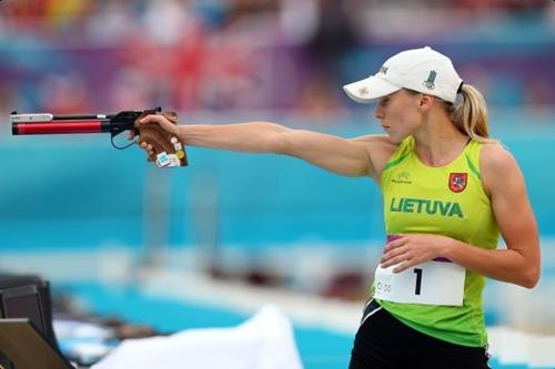 Laura Asadauskaite, da Lituânia, disputa a etapa de tiro do pentatlo moderno nos Jogos Londres 2012 / Foto: Alexander Hassenstein / Getty Images