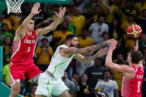 Augusto tenta marcar o croata Saric / Foto: Tom Pennington / Getty Images