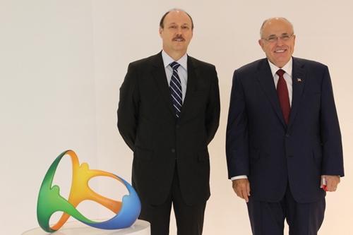 Luiz Fernando Corrêa, diretor de Segurança do Rio 2016, recebe o ex-prefeito de Nova York Rudolph Giuliani Foto: Rio 2016 / Alice Bidone