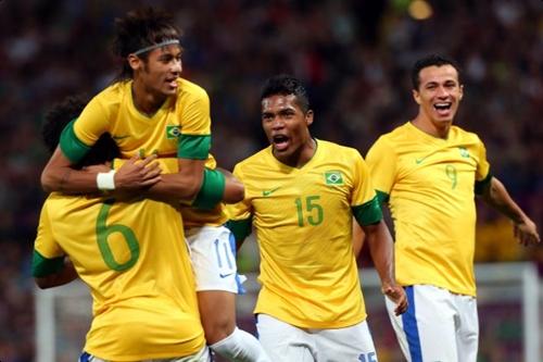 Neymar pula sobre Marcelo para comemorar o gol de Leandro Damião (9) na semifinal contra a Coreia do Sul em Londres 2012 / Foto: Getty Images