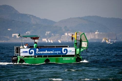 Ecobarco trabalhando na Baía / Foto: Getty Images