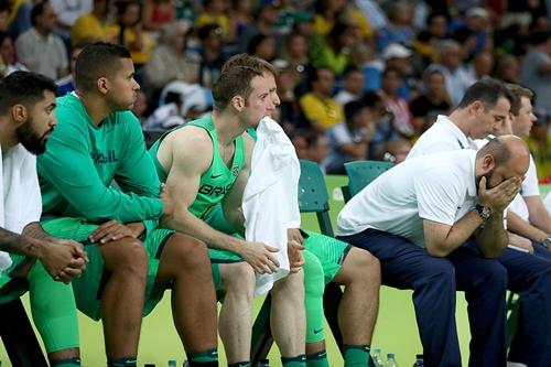 Brasileiros ficam inconsoláveis após derrota / Foto: Elsa / Getty Images