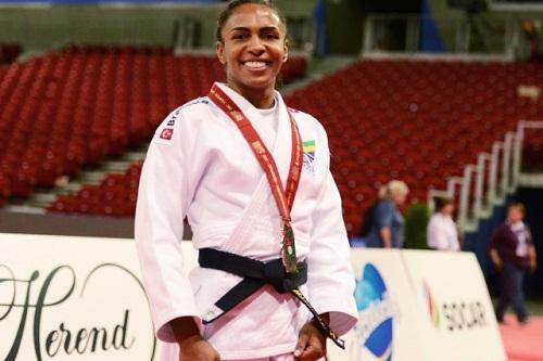 Brasileira venceu Majlinda Kelmendi, do Kosovo, por um waza-ari e levou sua quarta medalha consecutiva em Campeonatos Mundiais / Foto: Paulo Pinto/CBJ