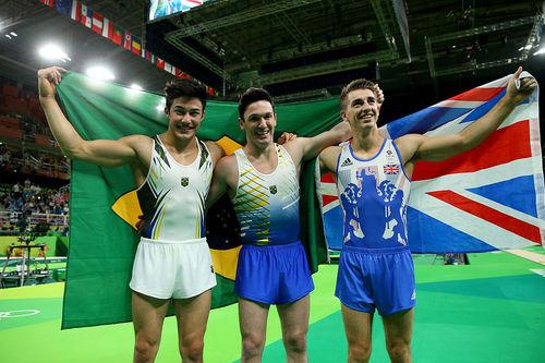 Arthur Nory, Diego Hypolito e o campeão do solo, o britânico, Max Whitlock / Foto: Ezra Shaw / Getty Images