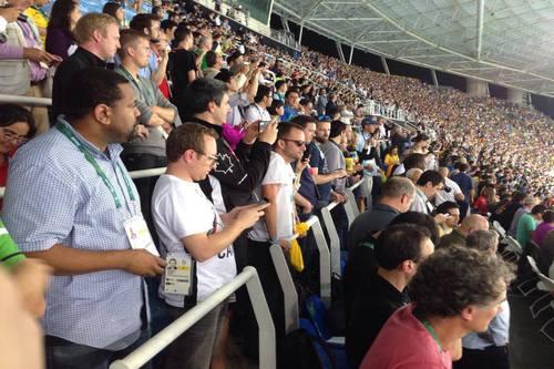 Jornalistas de pé aguardando os 100m nas tribunas de imprensa do Engenhão / Foto: Esporte Alternativo