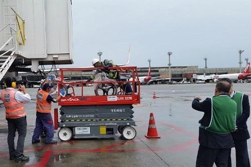 Cuidados no manuseio das cadeiras de rodas foi um dos pontos de atenção da operação no Aeroporto de Guarulhos / Foto: Divulgação/SAC-MT