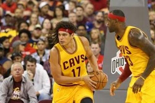 Varejão e Lebron em ação pelo Cleveland / Foto: Gary Dinenn / Getty Images