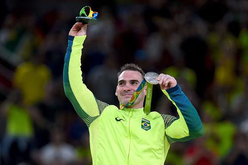 Arthur Zanetti no pódio da Rio 2016 / Foto: Laurence Griffiths / Getty Images