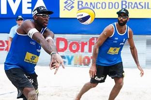 Evandro e Pedro em ação. Trabalho para os Jogos tem como um dos focos as habilidades no fundo de quadra / Foto: FIVB