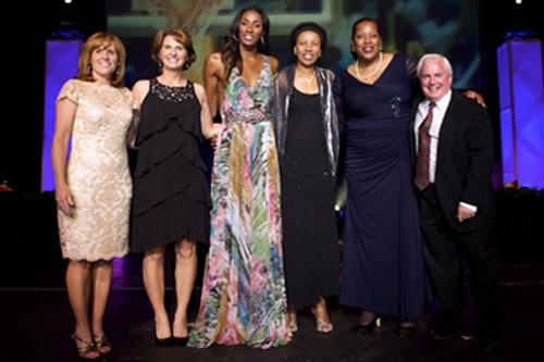 Janeth (a quarta da esq. para a dir.) com a turma de 2015 do Hall da Fama do basquete feminino / Foto: wbhof.com