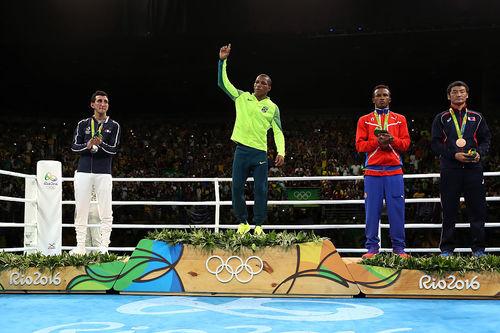 Robson no lugar mais alto do pódio / Foto: Al Bello / Getty Images