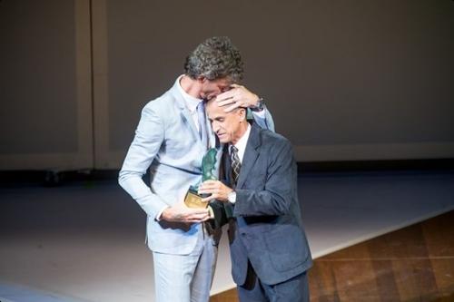 Ao receber o troféu, Guga abraçou e beijou Vanderlei Cordeiro de Lima / Foto: Rio 2016 / Paulo Múmia