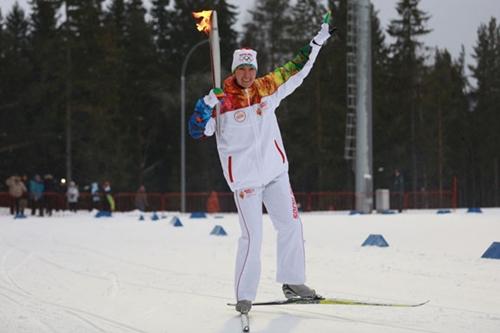 Revezamento da tocha olímpica passa pela cidade de Nizhny Tagil, na Sibéria / Foto: Divulgação / Sochi 2014