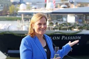 Em Linz, Áustria, Jill Ellis batizou o Avalon Passion, que inicia na rota de cruzeiros pelo Rio Danúbio e eleva para 12 o número de Navios Suíte da navegadora / Foto: Avalon Waterways