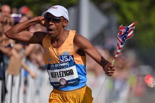 Meb comemora vitória em LA que lhe rendeu vaga olímpica, aos 40 anos / Foto: Getty Images