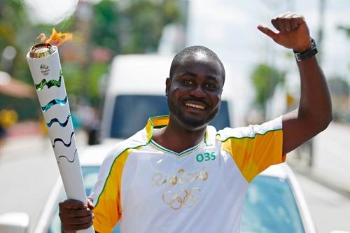 O haitiano Abdias Dolce foi ovacionado ao conduzir a tocha Olímpica pelas ruas de Manaus / Foto: Rio2016 / Andre Mourao