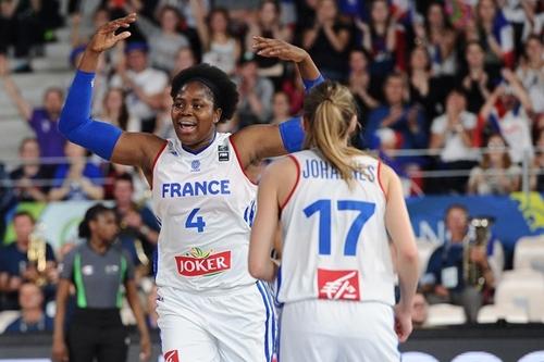 Isabelle Yacoubu comemora a vitória francesa sobre a Argentina e a vaga olímpica / Foto: FIBA