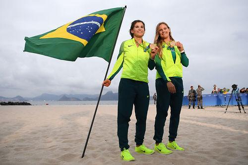 Martine Grael e Kahena Kunze, ouro na vela / Foto: Matthias Hangst  / Getty Images