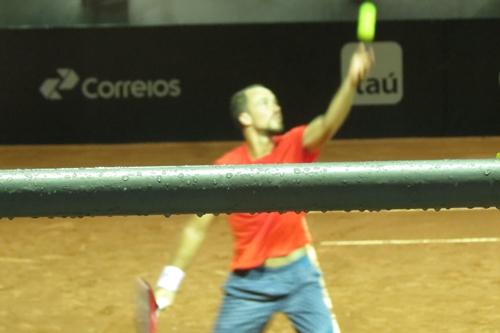 Água estava por toda parte após o fim da chuva e o início da partida de Bruno Soares e Marcelo Melo / Foto: Esporte Alternativo