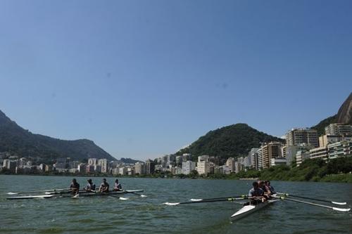 Atletas remam na Lagoa Rodrigo de Freitas, um dos principais cartões-postais do Rio / Foto: Getty Images / Jamie McDonald