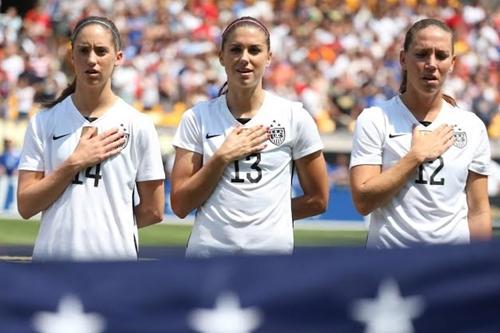 Alex Morgan (centro) e suas companheiras de seleção / Foto: Charles LeClaire / USA Today