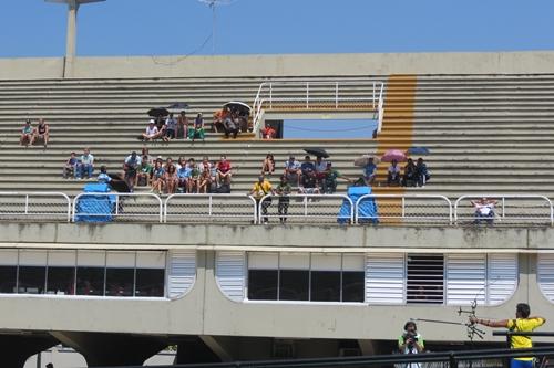 Nas arquibancadas, convidados enfrentam sol forte / Foto: Esporte Alternativo