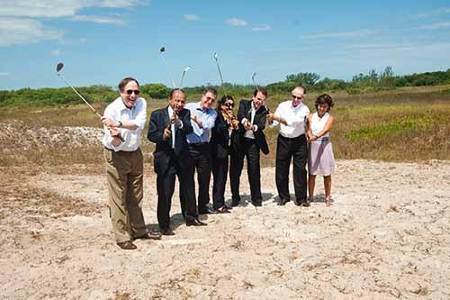 Leonardo Gryner, Márcio Fortes, Gilbert Felli, Nawal El Moutawakel, Eduardo Paes, Carlos Nuzman e Maria Silvia Bastos Marques no terreno onde será construído o campo de golfe dos Jogos Rio 2016  / Foto: Sergio Huóliver/Rio 2016