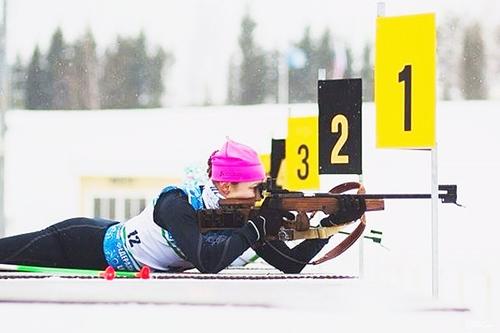 Alina durante prova de tiro / Foto: Biathlonrus.com