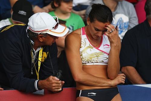 Yelena Isinbayeva é criticada por postura agressiva após suspensão do atletismo russo da Rio 2016 / Foto: Michael Steele / Getty Images