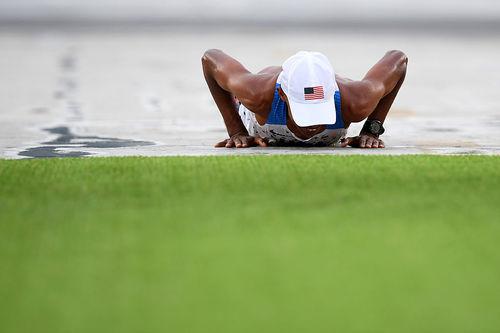 Americano cai e faz algumas flexões para "disfarçar" / Foto: Matthias Hangst / Getty Images