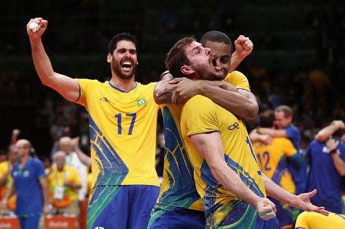 Bruninho comemora o ouro olímpico / Foto: Mark Kolbe / Getty Images