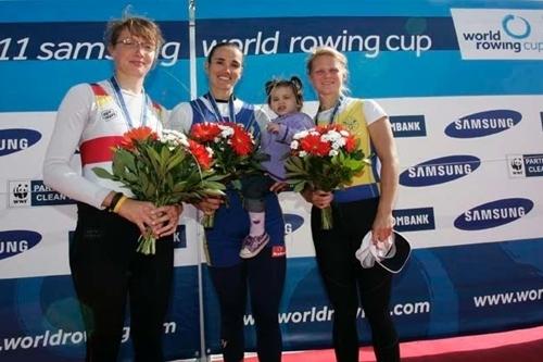 Fabiana Beltrame (centro) posa com a filha comemorando o título mundial, em 2011 / Foto: Divulgação