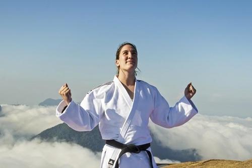 Mayra posa para foto na Pedra da Gávea, a 842 metros de altitude / Foto: Divulgação / Adidas