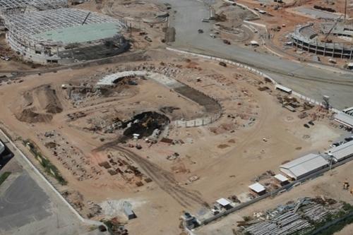 Velódromo da Rio 2016 está atrasado em relação ao seu cronograma; ao fundo, halls olímpicos em fases mais adiantadas de construção / Foto: Divulgação / Portal Brasil 2016