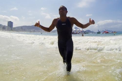 Allan do Carmo comemora a vitória em Copacabana / Foto: Buda Mendes / Getty Images