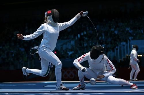 Em Londres 2012, a espadista japonesa Nozomi Nakano ataca a italiana Rossella Fiamingo / Foto: Rio 2016