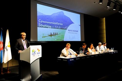 Mario Andrada, diretor de Comunicação do Comitê Rio 2016, apresenta planejamento de cobertura dos Jogos ao lado da equipe de Operações de Imprensa / Foto: Rio 2016 / Alex Ferro