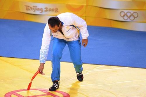 Momento em que Ara deixa medalha no chão / Foto: Reprodução / Internet