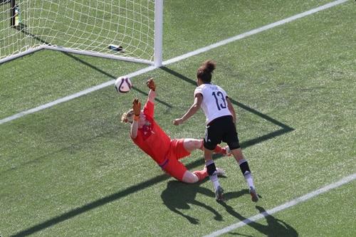 Celia Sasic marca sobre a Suécia nas oitavas-de-final - vitória por 4 a 1 classificou a Alemanha para os Jogos Rio 2016 / Foto: Jana Chytilova / Getty 