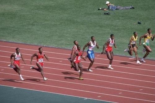 Captura da final dos 100m rasos em Seul 1988, com Robson Caetano na linha 1 / Foto: Simon Bruty / Getty Images